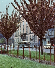 Magyarország, Sopron, Várkerület (Lenin körút), Horváth-ház a Széchenyi tér sarkán., 1964, Építésügyi Dokumentációs és Információs Központ, VÁTI, színes, autóbusz, cégtábla, magyar gyártmány, utcakép, Ikarus-márka, hirdetőoszlop, gyógyszertár, Ikarus 620/630, hangszóró, Trabant 500, Fortepan #28963