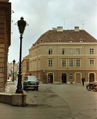 Magyarország, Sopron, Fő (Beloiannisz) tér, balra a Városháza, szemben a Patika-ház., 1968, Építésügyi Dokumentációs és Információs Központ, VÁTI, színes, szovjet gyártmány, GAZ-márka, motorkerékpár, utcakép, városkép, automobil, GAZ M21 Volga, Wartburg 311/312, rendszám, Fortepan #28965