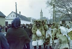 Magyarország, Mohács, Kóló tér, busójárás idején. Háttérben a Gólya utca házsora és a Püspöktemplom., 1961, Bencseky Mátyás, busójárás, Fortepan #289656