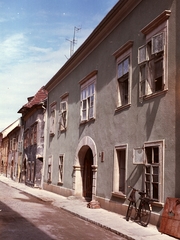 Magyarország, Sopron, Új utca a Fő (Beloiannisz) tér felé nézve, jobbra a 21. számú ház., 1964, Építésügyi Dokumentációs és Információs Központ, VÁTI, kerékpár, színes, utcakép, Fortepan #28966