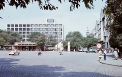 Magyarország, Kecskemét, Kossuth tér, Aranyhomok szálló, jobbra hátul a görögkeleti szerb templom tornya., 1962, Építésügyi Dokumentációs és Információs Központ, VÁTI, színes, német gyártmány, Trabant-márka, motorkerékpár, városkép, Trabant 600, Fortepan #28984