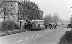 Magyarország, Budapest X., Jászberényi út, buszmegálló a Porcelán utca torkolatával szemben., 1973, Bencseky Mátyás, Budapest, csuklós busz, Fortepan #289879