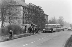 Magyarország, Budapest X., Jászberényi út, buszmegálló a Porcelán utca torkolatával szemben., 1973, Bencseky Mátyás, Budapest, Ikarus-márka, csuklós busz, Fortepan #289880