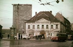 Slovakia, Bratislava, Kollár tér (Kollárovo námestie), jobbra szemben a Mickiewiczova ulica (előzőleg Erzsébet utca / Alžbetina ulica)., 1967, Bencseky Mátyás, trolley bus, Skoda-brand, colorful, Fortepan #289923