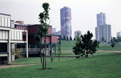 Franciaország, Nanterre, La Défense üzleti központ Párizs elővárosában. Parc André Malraux, balra az építészeti iskola, szemben az Aillaud-tornyok, 1978, Bencseky Mátyás, Fortepan #289928