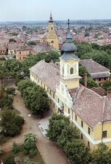 Magyarország, Nagykőrös, a városháza a református templom tornyából, mögötte a Szent László-templom., 1968, Építésügyi Dokumentációs és Információs Központ, VÁTI, színes, Fortepan #28995