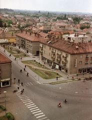 Magyarország, Nagykőrös, a Kecskeméti út torkolata a Szabadság térnél a református templom tornyából nézve., 1968, Építésügyi Dokumentációs és Információs Központ, VÁTI, színes, kerékpár, kerékpár tároló, Fortepan #28998