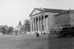 Hungary, Budapest XIV., Hősök tere, a Műcsarnok hátterében a Vajdahunyad vára látható. A felvétel 1956. szeptember 23-án készült., 1956, Fóti István örökösei, Budapest, Fortepan #290046