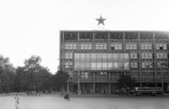 Hungary, Budapest VI., Dózsa György út 84., a MÉMOSZ (Magyarországi Építőipari Munkások Országos Szövetsége) székháza. Balra a Városligeti (Gorkij) fasor. A felvétel 1956. szeptember 23-án készült., 1956, Fóti István örökösei, Budapest, Fortepan #290049