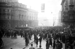 Hungary, Budapest VII.,Budapest VIII., Rákóczi út - Nagykörút kereszteződés, balra a Nemzeti Színház mellett egy felborított villamos, jobbra az Emke-ház., 1956, Fóti István örökösei, Budapest, revolution, Fortepan #290052