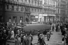 Hungary, Budapest VIII., Rákóczi út - Nagykörút kereszteződés, egy felborított villamos, jobbra a háttérben a Nemzeti Szálló., 1956, Fóti István örökösei, Budapest, revolution, wreck, Fortepan #290053