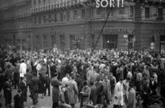 Hungary, Budapest VII.,Budapest VIII., Rákóczi út - Nagykörút kereszteződés, a felvétel a Sztálin szobor maradványainak szétdarabolásakor készült., 1956, Fóti István örökösei, Budapest, revolution, Fortepan #290054