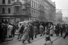 Hungary, Budapest VII.,Budapest VIII., Nagykörút - Rákóczi út kereszteződés egy felborított villamos mögött az Emke-ház látható., 1956, Fóti István örökösei, Budapest, revolution, wreck, Fortepan #290055