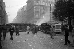 Hungary, Budapest VIII., Blaha Lujza tér, felborított villamosok a József körútnál. Háttérben a Népszínház utca torkolata és a Szimpla eszpresszó látható., 1956, Fóti István örökösei, Budapest, revolution, wreck, Fortepan #290057