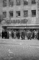 Hungary, Budapest VIII., József körút, könyvégetés a Szabad Nép könyvesboltja előtt., 1956, Fóti István örökösei, Budapest, revolution, Fortepan #290059