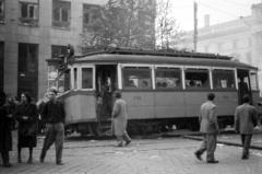 Hungary, Budapest VIII., József körút, a villamos mögött a Szabad Nép székháza a Blaha Lujza téren a Nemzeti Színház épülete látható., 1956, Fóti István örökösei, Budapest, revolution, Fortepan #290060