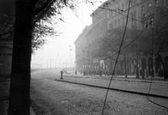 Hungary, Budapest IX., Ferenc körút, villamosmegálló a Mester utcánál, balra a Petőfi híd pesti hídfője., 1956, Fóti István örökösei, Budapest, revolution, Fortepan #290062