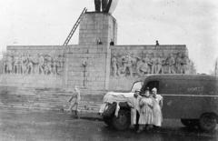 Hungary, Budapest XIV., Ötvenhatosok tere (Sztálin tér), a ledöntött Sztálin szobor talapzata előtt áll a forradalmárok által használt mentőautó., 1956, Fóti István örökösei, Budapest, revolution, Fortepan #290070