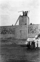 Hungary, Budapest XIV., Ötvenhatosok tere (Sztálin tér), a ledöntött Sztálin szobor talapzata előtt áll a forradalmárok által használt mentőautó., 1956, Fóti István örökösei, Budapest, revolution, Fortepan #290073