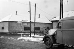 Hungary, Veszprém, Budapest út (Partizán utca), a forradalmárok által használt mentőautó a Pipacs utca, a 82-es út torkolata előtt áll., 1956, Fóti István örökösei, revolution, Fortepan #290078