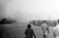 Hungary, Budapest V., Kossuth Lajos tér, szovjet T-54 harckocsik a tüntetőkkel szemben. A felvétel 1956. október 25-én, a véres csütörtökön készült., 1956, Fóti István örökösei, Budapest, revolution, Fortepan #290083