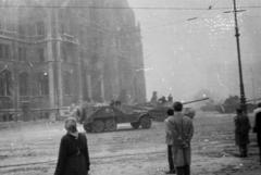 Hungary, Budapest V., Kossuth Lajos tér, szovjet BTR-152 páncélozott lövészszállító jármű és T-54 harckocsik. A felvétel 1956. október 25-én, a véres csütörtökön készült., 1956, Fóti István örökösei, Budapest, revolution, Fortepan #290084