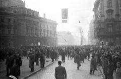 Hungary, Budapest VII.,Budapest VIII., Rákóczi út - Nagykörút kereszteződés, balra a Nemzeti Színház mellett egy felborított villamos, jobbra az Emke-ház., 1956, Fóti István örökösei, Budapest, revolution, Fortepan #290093