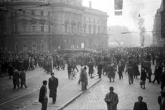 Hungary, Budapest VII.,Budapest VIII., Rákóczi út - Nagykörút kereszteződés, balra a Nemzeti Színház mellett egy felborított villamos., 1956, Fóti István örökösei, Budapest, revolution, Fortepan #290094