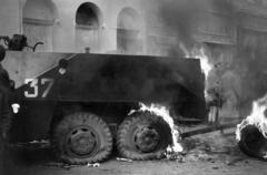 Hungary, Budapest VII., Rákóczi út - Akácfa utca sarok. Felgyújtott szovjet BTR-152 páncélozott lövészszállító jármű és egy aknavető., 1956, Fóti István örökösei, Budapest, revolution, wreck, Fortepan #290096