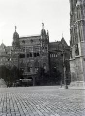 Magyarország, budai Vár, Budapest I., Szentháromság tér, szemben a Pénzügyminisztérium, jobbra a Mátyás-templom., 1928, Hegyvidéki Helytörténeti Gyűjtemény, Budapest, középület, Fortepan #290101