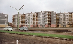 Magyarország, Szolnok, Várkonyi István tér., 1968, Építésügyi Dokumentációs és Információs Központ, VÁTI, színes, útkereszteződés, Trabant-márka, építkezés, lakótelep, életkép, lakóház, Fortepan #29011