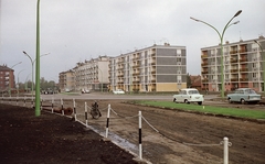 Magyarország, Szolnok, Várkonyi István tér a Szántó körút felé nézve., 1968, Építésügyi Dokumentációs és Információs Központ, VÁTI, színes, útkereszteződés, Trabant-márka, motorkerékpár, építkezés, lakótelep, lakóház, automobil, Trabant 500, Trabant 601, Fortepan #29012