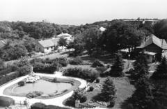 Magyarország, Széchenyihegy, Budapest XII., Rege utca, kilátás a Vörös Csillag (egykor Golf, később Panoráma) szállodából a park felé, jobbra a Fogaskerekű végállomása., 1960, Hegyvidéki Helytörténeti Gyűjtemény, Budapest, Fortepan #290128