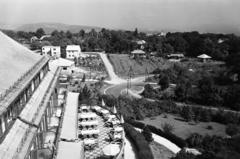 Magyarország, Széchenyihegy, Budapest XII., Rege utca, kilátás a Vörös Csillag (egykor Golf, később Panoráma) szállodából a park felé, balra az Agancs út - Karthauzi utca kereszteződése., 1960, Hegyvidéki Helytörténeti Gyűjtemény, Budapest, Fortepan #290131