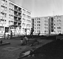 Magyarország, Szolnok, Liget út 7.-11., 1969, Építésügyi Dokumentációs és Információs Központ, VÁTI, játszótér, libikóka, gyermek, szocializmus, gyerekjáték, életkép, mászóka, Fortepan #29014