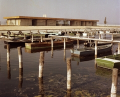 Magyarország, Agárd, MOHOSz csónakkikötő, szemben a strand bejárata., 1974, Építésügyi Dokumentációs és Információs Központ, VÁTI, színes, csónak, Fortepan #29019