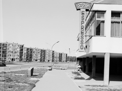 Magyarország, Szolnok, Várkonyi István tér., 1968, Építésügyi Dokumentációs és Információs Központ, VÁTI, útkereszteződés, járda, életkép, eszpresszó, étterem, lakóház, hirdető tábla, neonreklám, Fortepan #29023