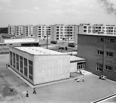 Magyarország, Békéscsaba, Kazinczy (Kulich Gyula) lakótelep, Kazinczy utca, előtérben az iskola udvara., 1967, Építésügyi Dokumentációs és Információs Központ, VÁTI, Fortepan #29025