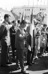 Magyarország, Budapest XIV., Szabó József utca, május 1.-i felvonulás résztvevői a Récsei autóbuszgarázs előtt, háttérben a Kisstadion., 1963, Hegyvidéki Helytörténeti Gyűjtemény, Budapest, Fortepan #290402