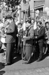 Magyarország, Budapest XIV., Szabó József utca, május 1.-i felvonulás résztvevői a Récsei autóbuszgarázs előtt., 1963, Hegyvidéki Helytörténeti Gyűjtemény, Budapest, Fortepan #290403