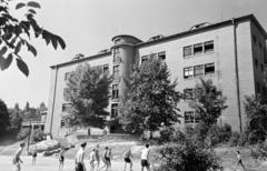 Magyarország, Budapest XII., Németvölgyi úti Általános Iskola, udvar felőli homlokzat., 1958, Hegyvidéki Helytörténeti Gyűjtemény, Budapest, Fortepan #290438