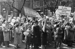 Magyarország, Budapest VII., Dózsa György út, a május 1-i felvonulás résztvevői a 22-es számú ház előtt., 1961, Hegyvidéki Helytörténeti Gyűjtemény, felvonulás, Budapest, Fortepan #290450