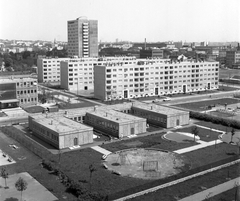 Magyarország, Budapest XI., Mérnök utcai óvoda az Etele (Szakasits Árpád) út 39-49. sz. házból nézve., 1971, Építésügyi Dokumentációs és Információs Központ, VÁTI, játszótér, panelház, Budapest, Fortepan #29047