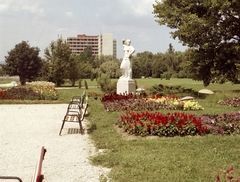 Magyarország,Balaton, Keszthely, Helikon park, Kocsis András szobra (1962), háttérben a Helikon szálló., 1968, Építésügyi Dokumentációs és Információs Központ, VÁTI, színes, szobor, meztelen alak, Fortepan #29050