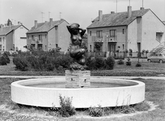 Magyarország, Zalaegerszeg, Vizslapark a Kisfaludy utca - Vizslaparki utca kereszteződésnél. Liliom, Kisfaludi Strobl Zsigmond szobra.
, 1970, Építésügyi Dokumentációs és Információs Központ, VÁTI, szobor, meztelen alak, Fortepan #29054