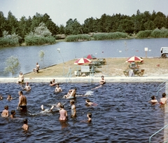 Magyarország, Orosháza,Gyopárosfürdő, 1966, Építésügyi Dokumentációs és Információs Központ, VÁTI, strand, színes, napernyő, Fortepan #29065