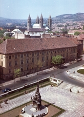 Magyarország, Pécs, Széchenyi tér, Szentháromság-szobor valamint a Ciszterci Rend Nagy Lajos Gimnáziuma és Kollégiuma. Látkép a Városháza tornyából a Székesegyház felé nézve., 1965, Építésügyi Dokumentációs és Információs Központ, VÁTI, színes, emlékmű, utcakép, városkép, Bazilika, katolikus, neoromán építészet, székesegyház, Fortepan #29077