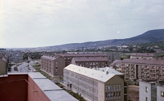 Magyarország, Uránváros, Pécs, Esztergár Lajos utca (39-es dandár út), előtérben a Radnóti Miklós Szakközépiskola., 1964, Építésügyi Dokumentációs és Információs Központ, VÁTI, iskola, színes, látkép, Fortepan #29084