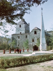 Magyarország, Várpalota, Hunyadi Mátyás (Fő) tér, felszabadulási emlékmű, háttérben a Thury-vár., 1955, Építésügyi Dokumentációs és Információs Központ, VÁTI, színes, emlékmű, vár, Fortepan #29099