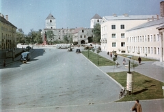 Magyarország, Várpalota, Szabadság tér, szemben a Thury-vár., 1955, Építésügyi Dokumentációs és Információs Központ, VÁTI, kerékpár, színes, magyar gyártmány, teherautó, hirdetőoszlop, vár, Ikarus 30, Fortepan #29100